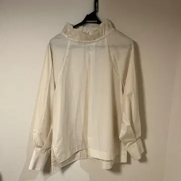 마차트 MACHATT 프릴 하이넥 블라우스 아이보리