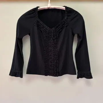 잉게보그 프릴 포함 블랙 긴팔 상의