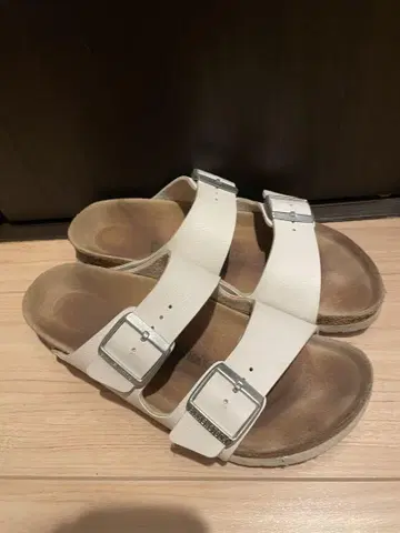 BIRKENSTOCK 화이트 더블 스트랩 샌들