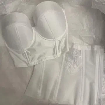 화이트 스트랩리스 브라