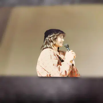오카다 유키코 체크 무늬 자켓 사진