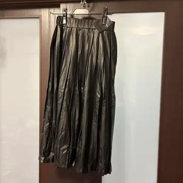 오즈온 컴플렉스 블랙 플리츠 스커트