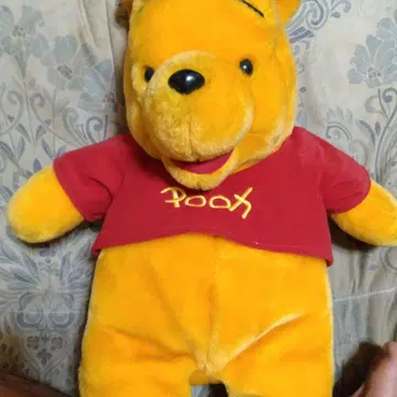푸우 봉제 인형 빨간색 셔츠