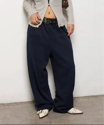 새상품급 WHO'S WHO gallery 맨투맨 이지 팬츠