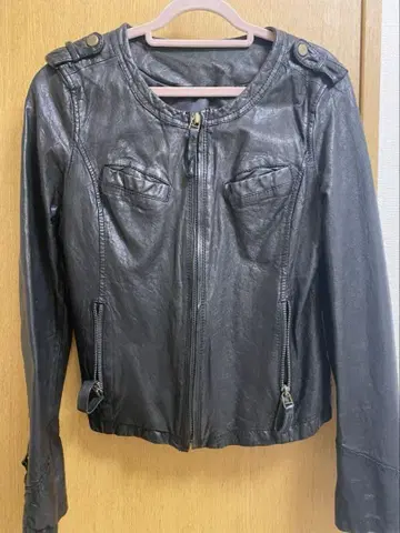 블랙 가죽 자켓 지퍼 포함