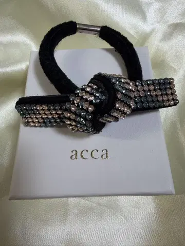 acca 비쥬 달린 머리끈