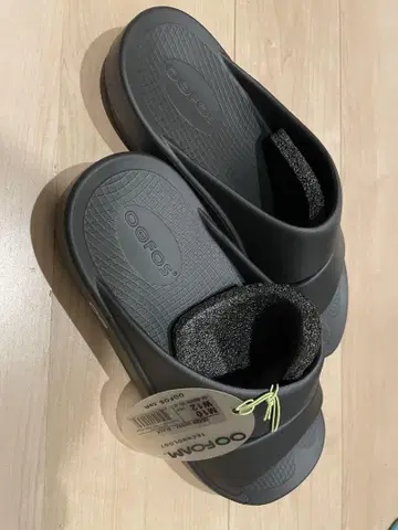 Oofos 블랙 스포츠 샌들