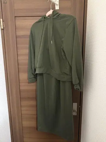 올리브 그린 후드 부착 셋업 사이즈 M
