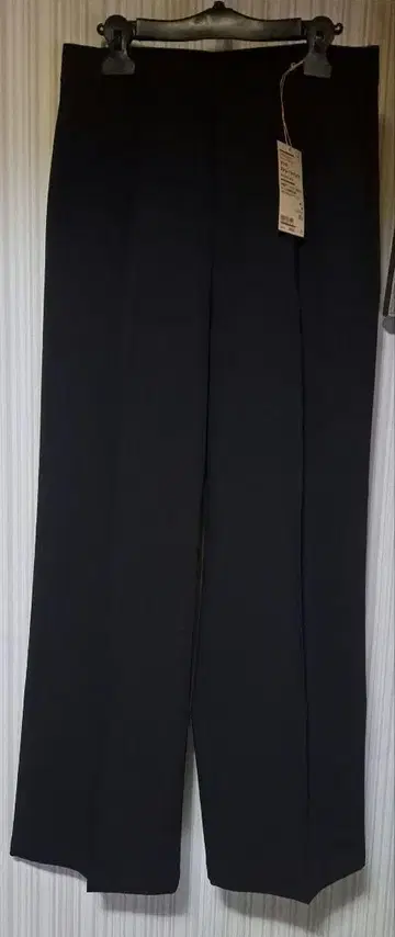 주름이 잘 지지 않는 턱 스트레이트 팬츠 XL 블랙