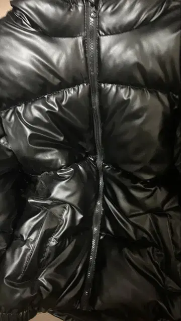블랙 광택 다운 자켓