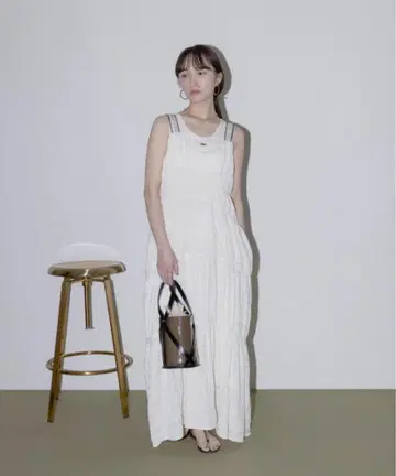 새상품 이번 시즌 에이미 로우 로고 테이프 셔링 자카드 원피스 아이보리