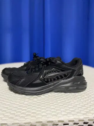 Puma 블랙 스니커즈