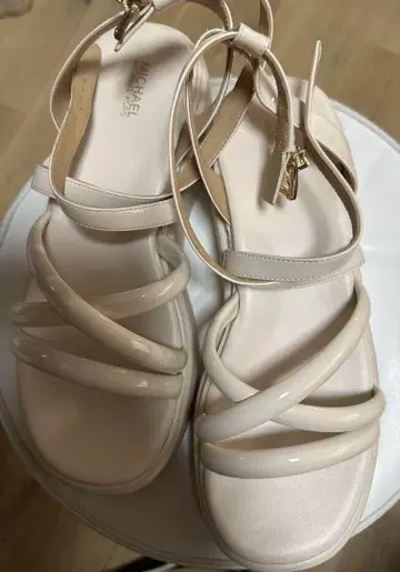 MICHAEL KORS 베이지 플랫폼 샌들