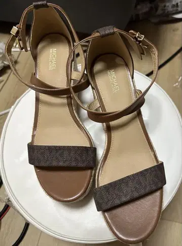 MICHAEL KORS 브라운 웨지 샌들