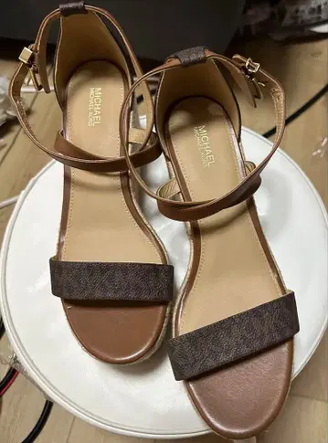MICHAEL KORS 브라운 웨지 샌들