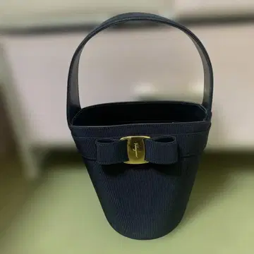 네이비 리본 포함 핸드백 페라가모