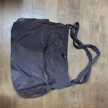 나일론 소재 다크 브라운 숄더백