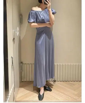연보라색 오프숄더 미디 드레스