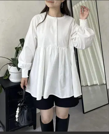 펄 버튼 턱 개더 페플럼 블라우스