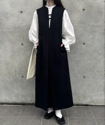 택 포함 새상품 JUNOAH 슬릿 넥 원피스 블랙