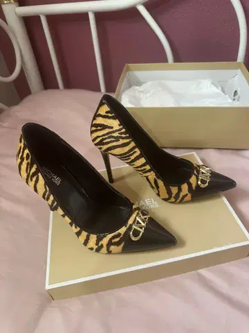 MICHAEL KORS 호피무늬 펌프스