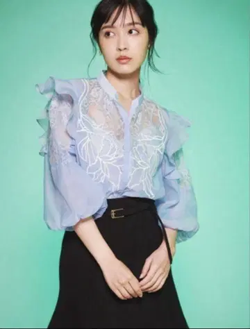 릴리 브라운 자수 보타이 블라우스