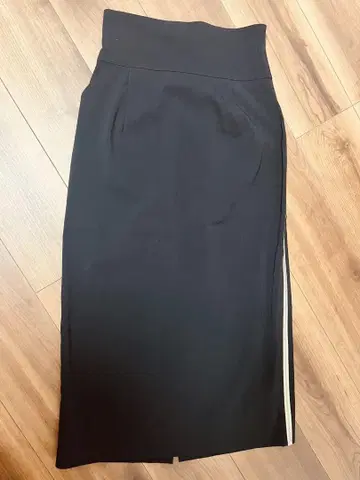 LIROMA 타이트 스커트