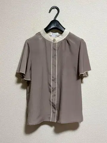 택 포함 새상품. 내추럴 꾸뛰르 바이컬러 블라우스