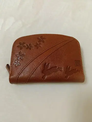 토끼와 꽃 엠보싱 가공 이단 접이식 지갑 노무라 슈헤이