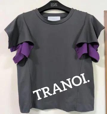 TRANOI. 프릴 달린 반팔 티셔츠 그레이/퍼플