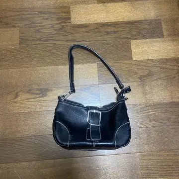 블랙 숄더백 프론트 버클 디자인