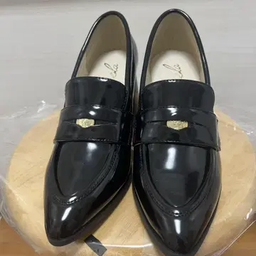 블랙 에나멜 스틸레토 로퍼