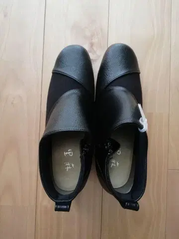 지퍼 달린 블랙 부티