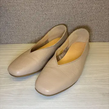 [ 새상품급 ] 키다리 아저씨 V컷 플랫슈즈 가죽 아이보리