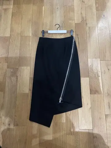 SACAI 비대칭 블랙 타이트 스커트