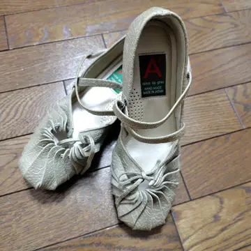 살롱 드 그레 일본제 베이지 프릴 펌프스