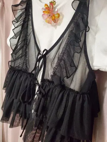 프릴 달린 블랙 베스트