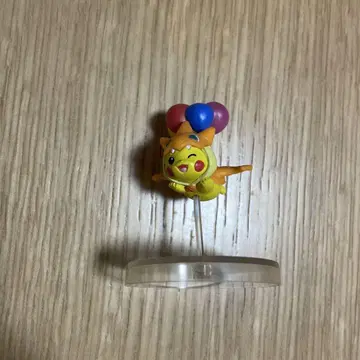 포켓몬 센터 메가 리자몽의 판초를 입은 피카츄 피규어