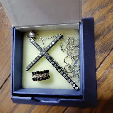 LUNA BIANCA 크로스 목걸이와 ldmaia의 이어커프 세트