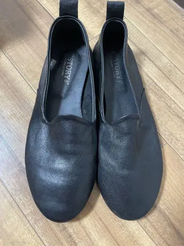 HISTORY 블랙 가죽 플랫슈즈