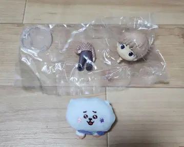 BT21 RJ 인형 배지와 타이니 진 군의 가챠가챠 세트