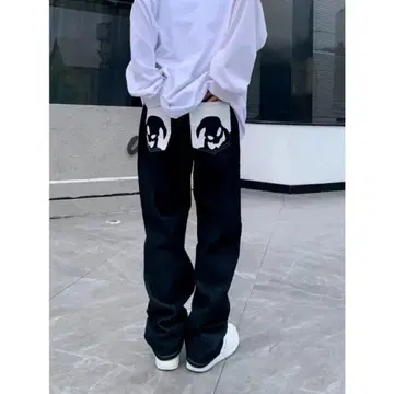 스컬 포켓 부착 블랙 데님 팬츠