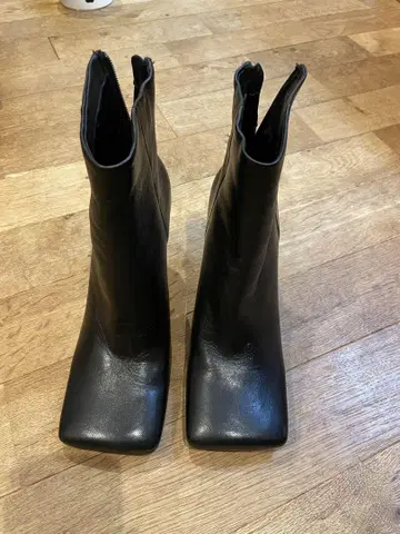 ZARA 블랙 스퀘어토 부츠 핀힐 23.5cm 37