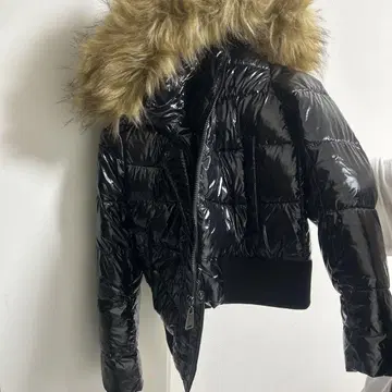 블랙 퍼 트리밍 숏 다운 자켓