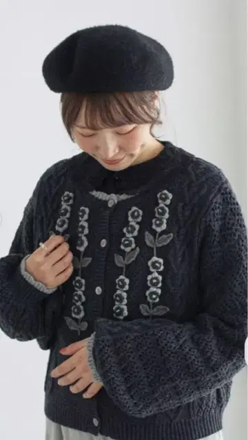 츠하루 코바늘 꽃 모티브 니트 가디건 차콜