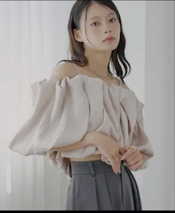 SALON by Chico 개더 벌룬 오프숄더 블라우스