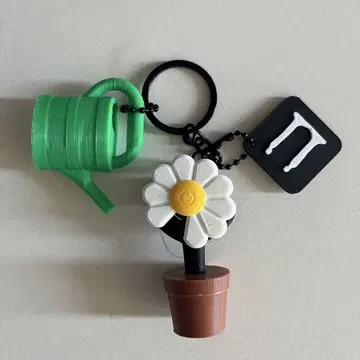 G-Dragon 꽃과 물뿌리개 키링