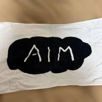 AIM 타월 화이트 베이스 블랙 디자인