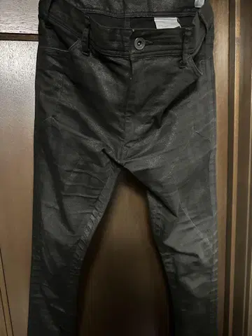 JULIUS 코팅 스키니 데님 블랙 사이즈 2