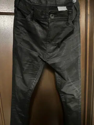 JULIUS 코팅 스키니 데님 블랙 사이즈 2